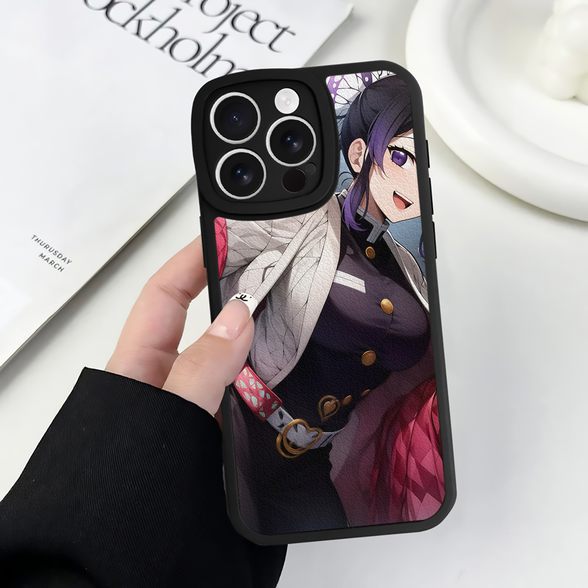 （画像用） 鬼滅の刃（きめつのやいば）蟲柱-胡蝶 しのぶ／こちょう しのぶ Kochou Shinobu 【iPhone 16シリーズ対応】シリコンスマホケース（レザー調） 材質：シリコン